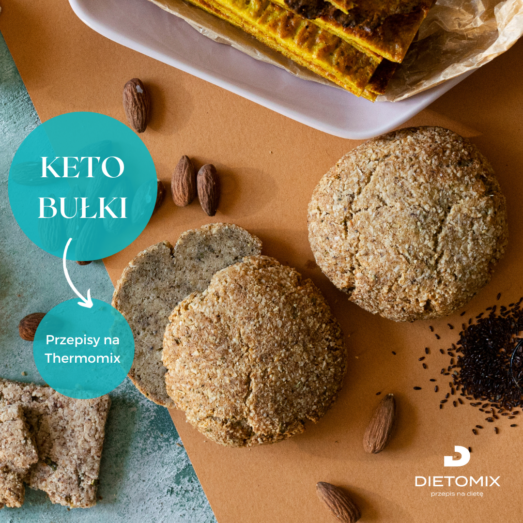 Najlepsze keto bułki przygotowanej za pomocą Thermomix, prezentującej złocistą skórkę i puszyste wnętrze, idealne dla entuzjastów diety ketogenicznej
