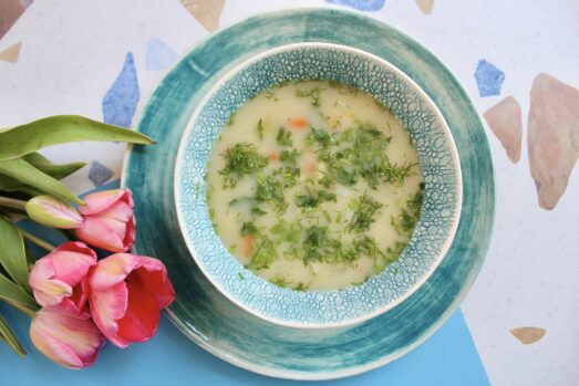 Wiosenna zupa jarzynowa ze świeżymi ziołami w miseczce