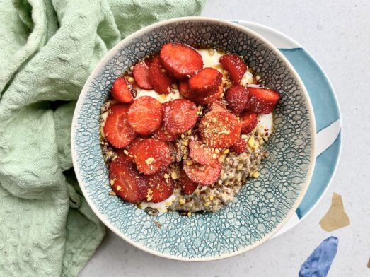 Owsianka z jogurtem i truskawkami - przepis na Thermomix