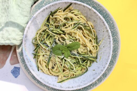 Cytrynowy makaron z cukinią i parmezanem