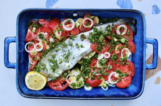 Pstrąg z piekarnika z ziemniakami i pomidorami