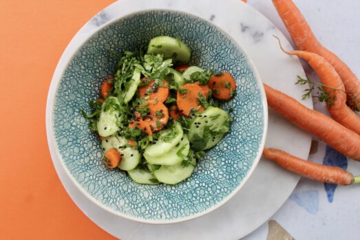 Surówka z ogórka zielonego i marchewki