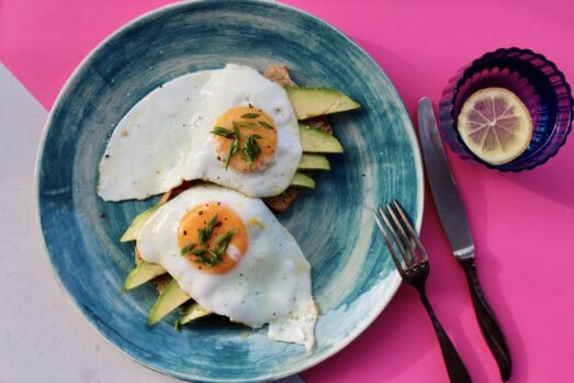 Tosty z awokado i jajkiem sadzonym