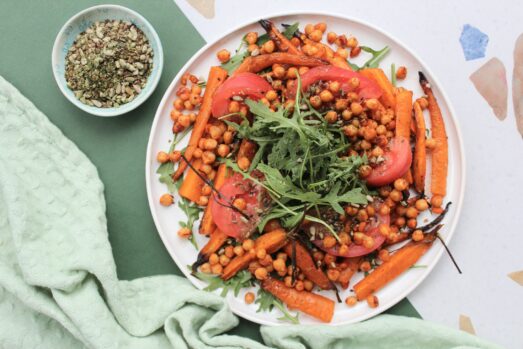 Sałatka z ciecierzycą i pieczoną marchew