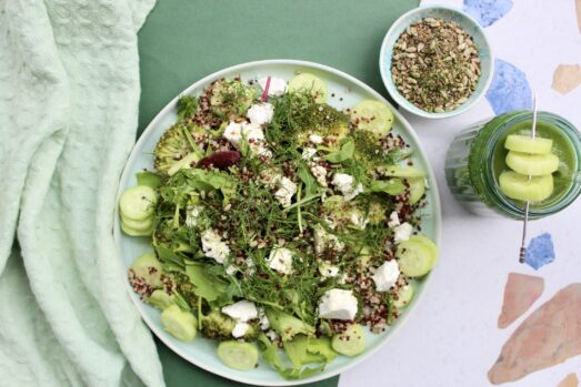 Sałatka z quinoa, brokułem i serem feta
