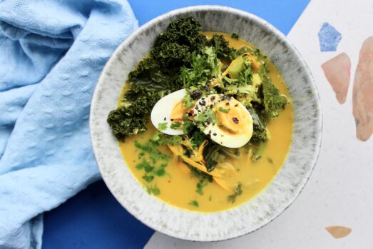 Zupa curry z makaronem z cukinii