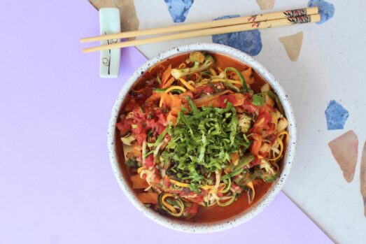 Makaron z cukinii w sosie pomidorowym