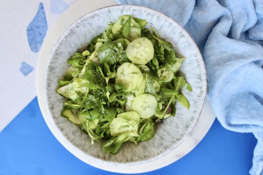 Sałatka z ogórkiem i koperkiem