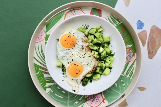 jajka sadzone z ogórkami i koperkiem