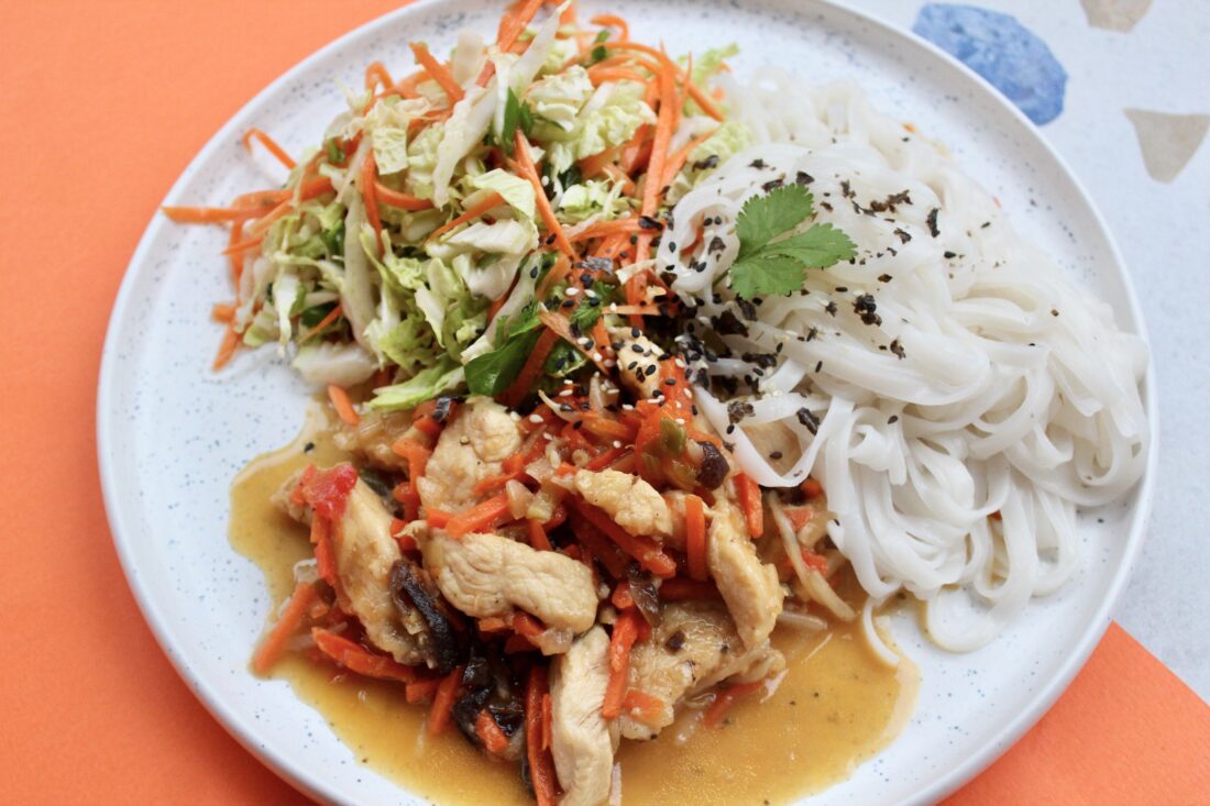 Chińszczyzna z kurczakiem z makaronem ryżowym