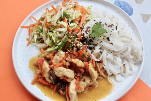 Chińszczyzna z kurczakiem z makaronem ryżowym