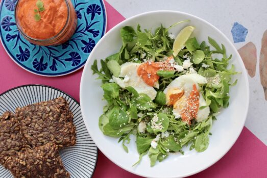 Jajko w koszulce na liściach