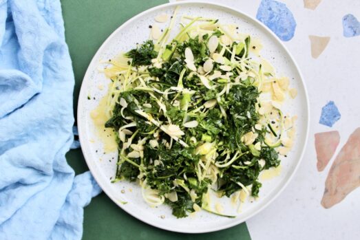 Makaron z cukinii z jarmużem